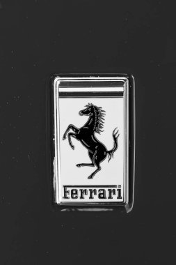 Supercar Lamborghini Huracan LP 610-4 siyah renkli Hamburg caddesinde park halinde.