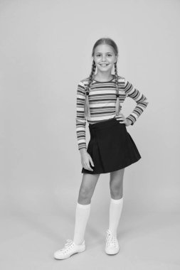 Pozitif olma kavramı. Mutluluk. Duygusal bir çocuk. Moda dükkanı. Suç ortağı olmalı. Modern moda. Çocuk modası. Uzun saçlı kız. Sevimli çocuk modası ve fantezi. Gökkuşağı kıyafeti giyen küçük kız