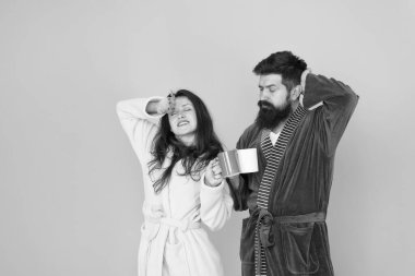 Mükemmel bir pazar sabahı. Kahve içiyorum. Evde kahve yapıyorum. Sıcak içecek. Kahve bizim geleneğimiz. Erkek ve kadın birlikte mutlu. Aile gelenekleri. Rahat bornozlu çift, tembel hafta sonunun tadını çıkarıyor.