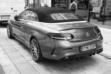 Supercar Lamborghini Huracan LP 610-4 siyah renkli Hamburg caddesinde park halinde.