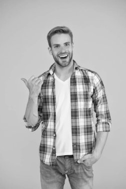 Duydunuz mu? Neşeli konuşmacı. Erkek giyim ve şık kıyafetler. Sıradan tarzda yakışıklı bir adam. Tüylü günlük kıyafetli adam. Yakışıklı bir adam. Günlük kıyafet. Kıyafet dükkanı. İletişim konsepti