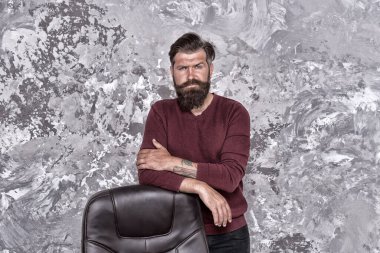 Sorumluluk ve itibar. Boş bir pozisyon. İnsan kaynakları bölümü. Boş sandalye. Sakallı patron ofisinde duruyor. Ofis çalışanı. Manzara değişikliği lazım. Yöneticisi geldi. Adam düşünüyor. İş kararı