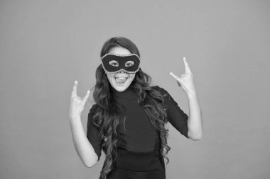 Bu partiyi salla. Anonim olarak halka açık bir etkinliği ziyaret et. Yeni yıl partisi. Karnaval partisi. Maskeli balo konsepti. Çocuk göz maskesi takıyor. Maske takan bir kız. Etkinlik ve eğlence. Parti kutlaması