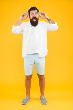Çok gürültülü. Kulaklıklı bağıran sakallı adam müzik dinliyor. Sakallı, olgun bir hippi. Kulaklıklı DJ. Korkunç bir ses. Modern eğitim çevrimiçi. Ses kalitesi. Müzik dinleyen adam