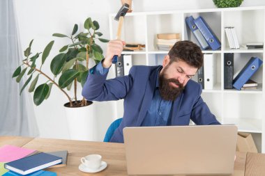 Yazılım lisansı anlaşması. Dizüstü bilgisayarı yok et. Nefret dolu bir iş. Kötü bilgisayar. Yavaş internet bağlantısı. Modası geçmiş yazılım. Bilgisayar gecikmesi. Gecikme sistemi. Ofis rutininden nefret ederim. Sakallı ezme bilgisayarı
