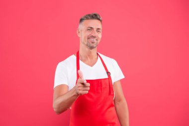 Kahve dükkanının mutlu girişimcisi. Erkek barista üniforma giyer. Tıraşsız adam kahveci olarak çalışıyor. Yarı zamanlı bir iş. Kendine güveni tam bir barista. Olgun yetenekli barista kırmızı önlük giyer.