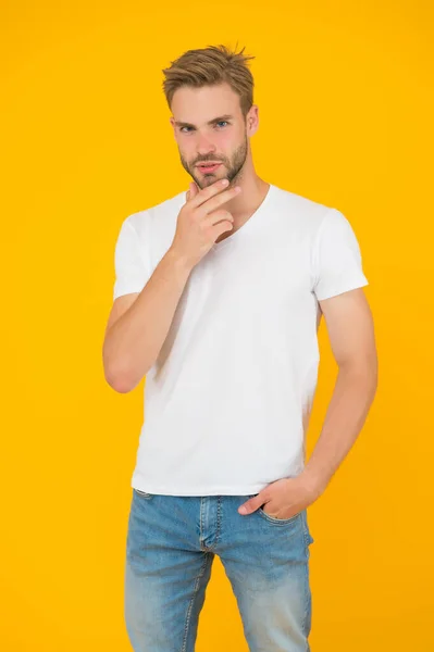 Vibrazioni estive. uomo sexy su sfondo giallo. stile di bellezza maschile. modella carismatica. abbigliamento estivo casual. giovane studente serio. concetto di barbiere. bello ragazzo con luce unshaven — Foto Stock