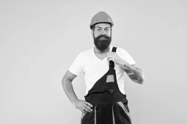 Des rénovations majeures mettent fortement l'accent sur les matériaux naturels et la durabilité. Amélioration et rénovation. Un bâtisseur brutal. Ingénieur constructeur uniforme. Homme bâtisseur de casque dur. Créativité et pratique — Photo