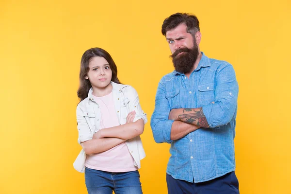 Snälla, nej. Man och barn gul bakgrund. Skäggig man och liten flicka håller armarna kors. Hipster man och liten unge i avslappnad stil. Far och dotter relation. Faderskapet förändrar människan — Stockfoto