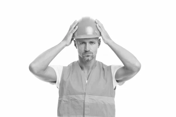 Riparazione e costruzione. uomo in casco arancione. ingegnere indossare hardhat. proteggiti facendo il meccanico. Operaio edile professionista. serio lavoratore in giubbotto di sicurezza e casco. elettricista — Foto Stock