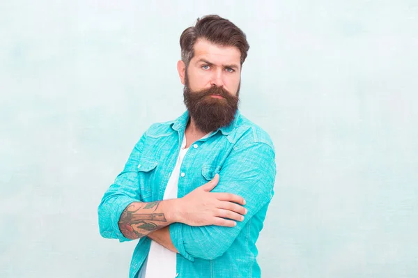 Tendenze moda denim. Moda da barbiere. Barbiere carismatico con barba e baffi. Personalità e carattere. Concetto di carisma. Barba ben curata hipster. Bel ragazzo indossare vestiti di moda — Foto Stock