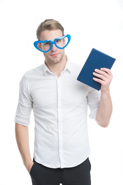 Gusano de biblioteca y concepto de biblioteca. Enamorado de la poesía. Estudiante universitario con libro. Autor romántico. Profesor tipo divertido. Estudiante leyendo. Un nerd del libro con gafas bonitas. Hombre con libro. Estudiar duro —  Fotos de Stock