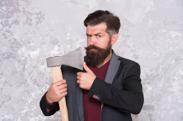 É afiada. Lâmina de machado de toque hipster não raspada. Olho raspado de homem barbudo. Lenhador brutal com o rosto raspado. Barbearia. Salão de cabeleireiro. Hábito de arrumação dos homens. Cuidado com os cabelos. Cuidado com a pele. Sem barba e peludas — Fotografia de Stock