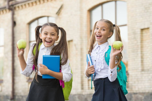 Намного больше, чем еда. Счастливые дети едят зеленые яблоки. Школьный перерыв. Здоровое питание. Вегетарианская еда. Органические фрукты. Натуральная пища, богатая витаминами. Лучшее питание и лучшее обучение
