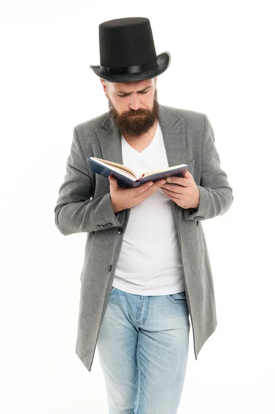 読書に負けた。髭の男は本を読んだ。男性はカジュアルなスタイルでトップハットを着用します。髭と髭を生やした恥知らずの男。ブルートマンは学校に戻る。図書館と文学。研究・教育 — ストック写真
