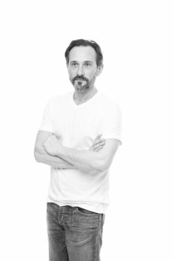 Olgun bir adam. Son moda kıyafetleri keşfedin. Rahat ve rahat. Erkek giyim ve şık kıyafetler. Sıradan bir adam. Sıradan kıyafet. Moda konsepti. Yakışıklı bir model. Basit beyaz tişört.
