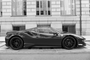 Supercar Lamborghini Huracan LP 610-4 siyah renkli Hamburg caddesinde park halinde.