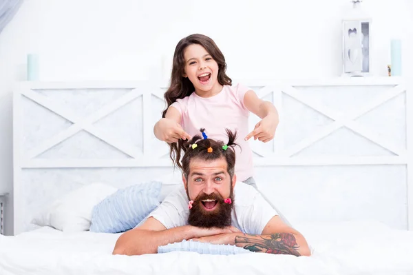 Riposo. Buon padre e figlia. La bambina ama suo padre. Felice giorno dei padri. In famiglia. Giorno di padri con figlia a casa. La figlia che crea capelli di padri. Bello padre con bambina — Foto Stock