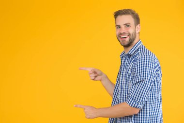 Tüylü adam günlük kıyafet giyiyor. Yakışıklı bir adam. Sıradan bir konsept. Günlük kıyafet. Erkek manken mağazası. - İyi fikir. Pozitif ve iyi titreşimler. Neşeli bir ruh hali. Adam sıradan giyinince yakışıklı görünüyor.