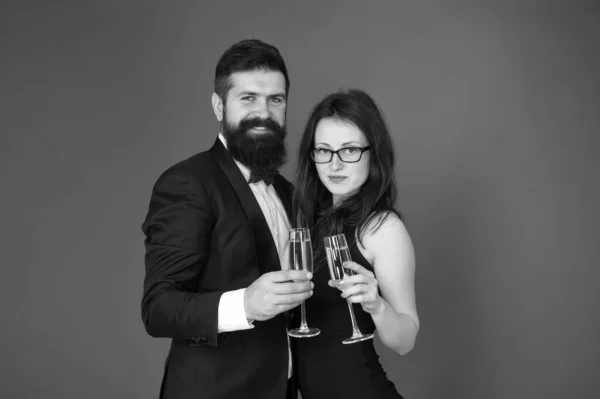 シャンパンは常に答えです。幸せな家族はシャンパンで祝います。愛のカップルはシャンパンを楽しむ。官能的な女性と髭の男はシャンパングラスを保持しています。バレンタインデー。アルコール飲料 — ストック写真