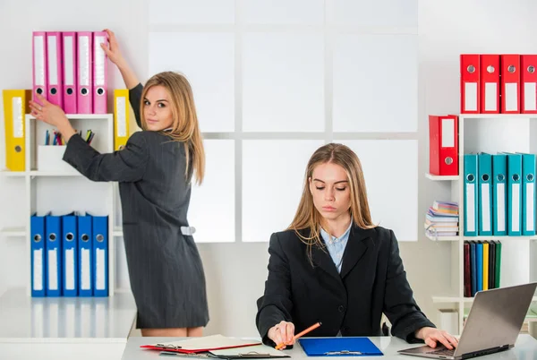 Concentração total no trabalho. dia de trabalho duro. bons parceiros de negócios. parceria e colaboração. Chefe e empregado. Mulher de negócios com secretária no cargo. vida moderna do escritório. ceo com gerente — Fotografia de Stock