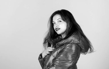 Kalın palto. Rahat bir ceket. Kırmızı renk. Kış mevsiminin tadını çıkarmak için doğru ceketi bulmak şarttır. Kar ya da yağmur fark etmez, her ikisi için de hazırım. Kız kapüşonlu parlak bir ceket giyiyor.