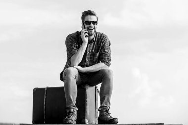 Anı yakala. Maço turist rahat tur çantası. Seksi adam gökyüzü arka planı telefonda konuşuyor. Erkek modası. Çok modaya uygun görünüyorsun. Gezgin, taksi bekle. Çekil şuradan. Gözlüklü iş adamı. iş gezisi