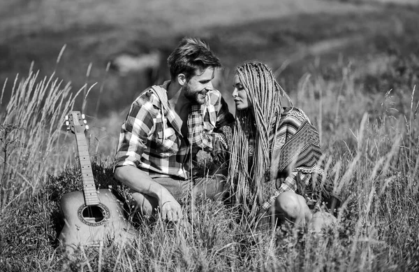 Hiking romance. Romantic walk. Romantic song. Love inspires them. Fresh air and pure feelings. Beautiful romantic couple happy smiling faces nature background. Boyfriend and girlfriend with guitar — Stock Photo, Image