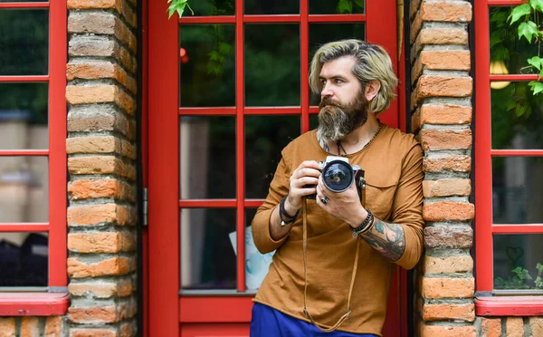 Tu poseras pour moi. photographe tenir appareil photo rétro. journaliste est ma carrière. journaliste faire une photo. Caméra vintage. capturer ces souvenirs. Appareil photo reflex. hipster homme avec barbe utiliser caméra professionnelle — Photo