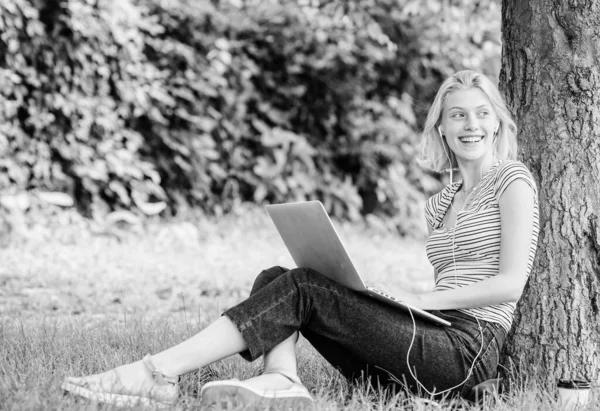 Meisje drinkt koffie om mee te nemen. Ontspan in het park. moderne vrouw met computer buiten. Zomer online. Een ochtendkaart. Mooie vrouw die afhaalkoffie drinkt. Meisjeswerk op laptop. Voorbereiding van de examens — Stockfoto