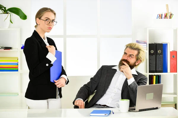 Construir carrera. Secretaria de oficina. Pareja de negocios trabajando. Un par en la oficina. Distribuir obligaciones y organizar el equipo de trabajo. Informe de negocios. Negocios exitosos. Hombre y mujer. Director gerente jefe — Foto de Stock