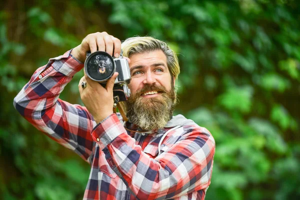 여름 사진 공유. 리모 콘 카메라를 들고 여행하는 사람. 현대 생활 에서의 사진. 여행 팁. 전문 사진 작가는 빈티지 카메라를 사용 한다. 수염을 기른 사람 이 사진을 찍는다. 야외 촬영 사진 — 스톡 사진