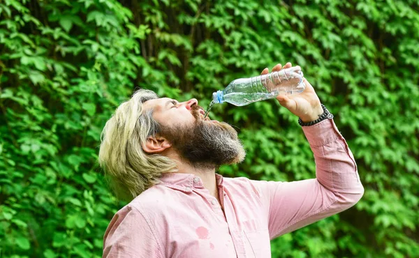 Töm flaskan. Dagligt intag av vatten. Törstig manlig modell njuter av uppfriskande dryck. Friska äta och dricka. Dricksvatten. Snygg man som dricker färskvatten från flaskan. Morgonrutin — Stockfoto