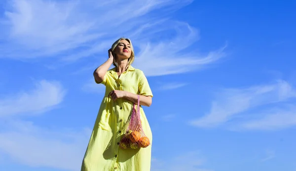 Stile di vita sano. cura della tua salute. fitness e dieta. solo alimenti biologici. donna portare insalata di arancia mela e pane in sacchetto di spago. ragazza andare a fare shopping. godere del tempo estivo — Foto Stock