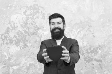 Romantik bir randevu için hazır. Romantik hediye. Romantik erkek arkadaş. Aziz Valentine bayramı. Cömert adam. Yakışıklı, kendine güveni tam bir adam. İş adamı resmi kıyafet aşk sembolü sevgililer günü