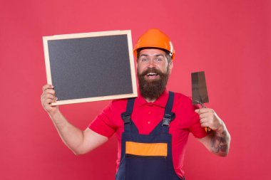 En iyi teklif burada. Yenileme şirketi hizmetleri. Profesyonel sıvacı. Becerikli sıva ustası. Sakallı, alçı aletli bir adam. Sert şapkalı sıva hippi yapıcı karatahta kopyalama alanı