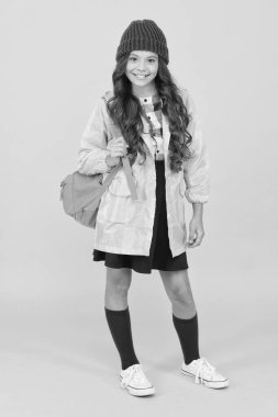 Sırt çantana dikkat et. Moda aksesuarı olarak sırt çantası. Küçük, modaya uygun bir kız sırt çantası taşıyor. Günlük yaşam için modern sırt çantası. Gençlik modası. Şirin sırt çantalı okul kızı tarzı kıyafetler.