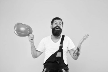 Rahatlayın. - Sonunda. Mühendislik çevresi eğilimi. İnşa başlığı. Geliştirme ve yenileme. Zalim bir insan müteahhidi. Sarı arka planda sakallı işçi. Mühendis üniforması. Ev dekoru