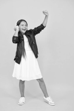 Bu benim günüm. Gelecekteki pop yıldızı. Çocuk ritimleri seviyor. Yaratıcı ve aktif ol. Enerji dolu. Mutlu çocuk şarkı söylüyor. Müzik dinle. Kulaklıklı küçük kız. Çocuk eğleniyor. çocukluk mutluluğu