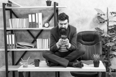 Borsacı borsa sonuçlarını bekliyor. Adam şok edici haberler okuyor. İş adamı önemli e-postaları cevaplıyor Patron yöneticiye mesaj yazıyor. Bir şeye dikkat et. mobil pazarlama