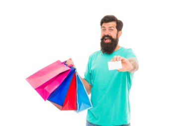 Her zamankinden daha kolay. Temassız ödeme. Kredi kartıyla. Çantalı ve indirim kartlı sakallı adam. Satın alma konsepti. Mutlu adam alışverişi. Ödeme yöntemi. Banka kartı. Kara Cuma indirimi. Memnun müşteri.