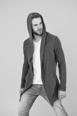 Kendine güvenerek giyinmek. Kendine güveni olan sarı bir arka plan. Yakışıklı adam sıradan giyiniyor. Moda modelinin kendine güveni tam. Moda ve tarz. Moda kendini güvende hissetmeni sağlar. Kendine daha çok güven.