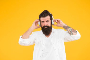 Yakışıklı adam müzik dinler. Sakallı adam kulaklık takıyor. Yaz hit şarkılar listesi. Vahşi hipster ses kitabı okuyor. En sevdiği şarkı. Sarı arka planda manken. Kulaklıkta olgun dj