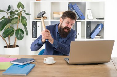 Sinirli kullanıcı. Yavaş internet bağlantısı. Modası geçmiş yazılım. Bilgisayar gecikmesi. Gecikme sistemi. Ofis rutininden nefret ederim. Sakallı adam ezme bilgisayarı. Dizüstü bilgisayarı yok et. Nefret dolu bir iş. Kötü bilgisayar. Çılgın yönetici.