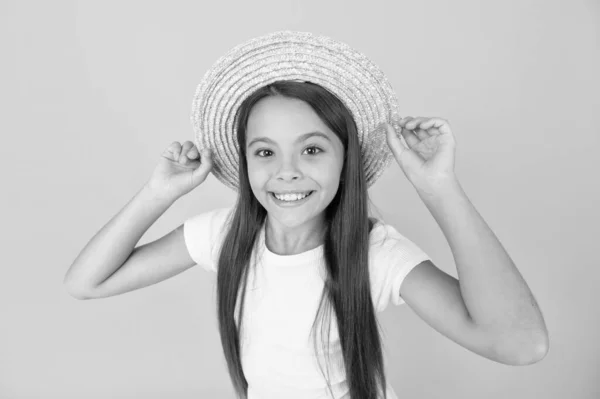 Ambicioso y hermoso. le encanta la cosecha. moda de verano adolescente chica. Pequeña belleza en sombrero de paja. estilo playa para niños. felices vacaciones de verano. relajarse y divertirse. viajar a Hawai. aloha. niño retro — Foto de Stock