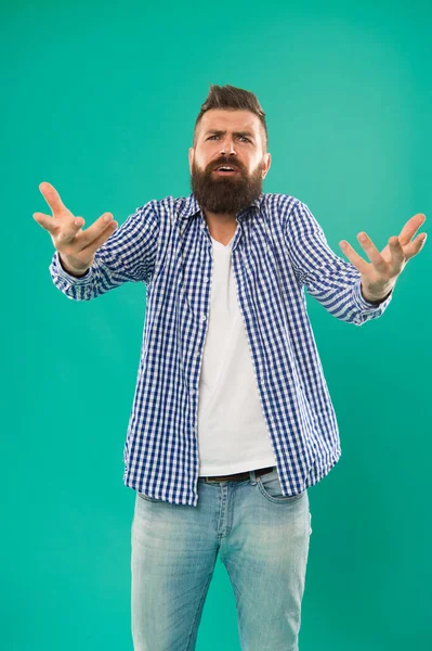 Qui êtes-vous ? Dépréciation et négligence. Manque de respect et de respect. Hipster barbu personne brutale. Un concept de tyran hipster. Arrogant homme hipster grossier. Communication et geste. Manières expressives — Photo