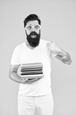 Kırtasiye hayranı. Çizim defterleri al. Hipster eksantrik adam yığınla not defteri tutuyor. Kırtasiye dükkanı. Sıkı çalış. Dil kursları. Kırtasiye malzemesi al. Muhtelif ofis malzemeleri. Renkli kırtasiye