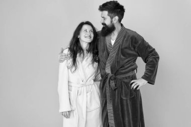 Mükemmel dinlenme. İyi hissediyorum. Birbirine aşık çiftler rahatlamanın tadını çıkarır. İyi sabahlar. Tatil burada başlıyor. Uykulu adam ve kadın birlikte mutlular. Aile gelenekleri. Rahat bornozlu çift, tembel hafta sonunun tadını çıkarıyor.