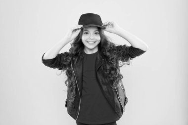 Modern moda tarzı. Şık deri ceketli mutlu çocuk. Küçük kız şapka takıyor. Çocuk modası. çocuk uzun kıvırcık saçlı. Kuaföre gittikten sonra. Hip hop tarzında. Çok havalı görünüyorsun. Nasıl hippi olunur?