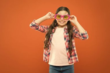 Güneş gözlüğü yaz aksesuarı. Görme ve göz sağlığı. Ultraviyole koruma ve polarizasyon. Optik ve görme. Gözler koruma ve sağlık hizmetleri. Uygun lensler. Yaz Modası. UV koruma